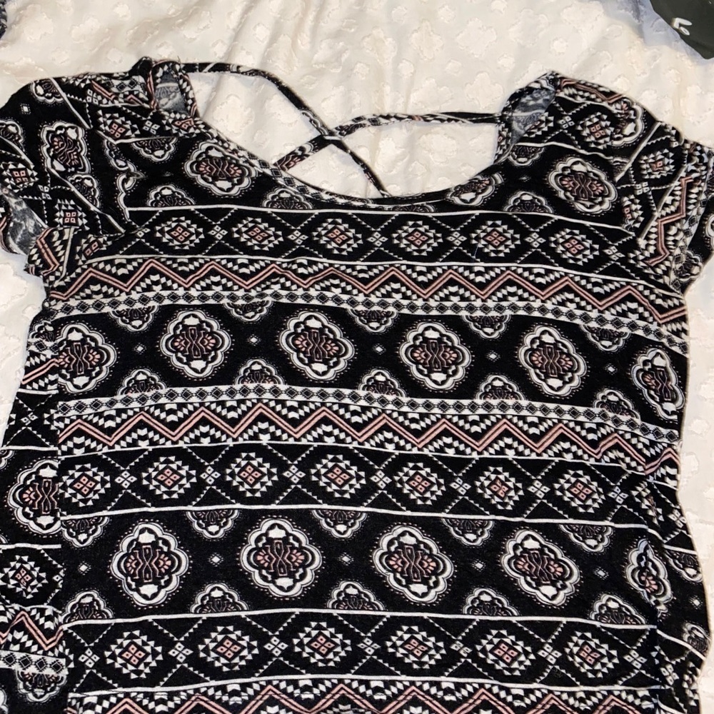 patterned cropped t shirt with crisscross back